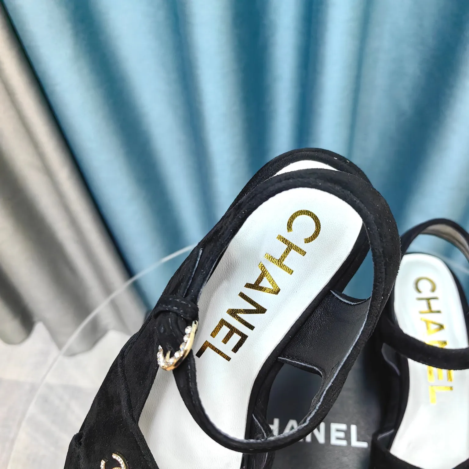 👟👟Ex-factory price 540👟👟 Top version Chanel/Chanel 24ss thick-soled lame-heeled sandals Material ☑️Fabric: patent leather/sheep ☑️Lining: sheepskin ☑️Outsole: original outsole ☑️Heel height: 7.5cm ☑️Number of yards: 35-40